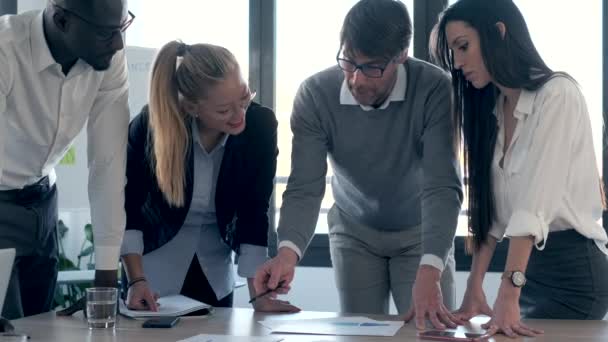 Bonito empresário conversando com colegas na reunião em um espaço de co-trabalho . — Vídeo de Stock