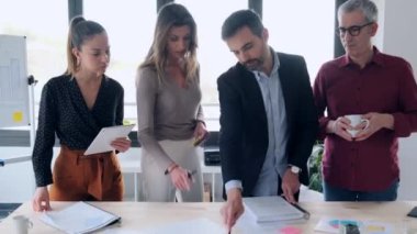 Ofisteki şirketin istatistiklerine işaret eden iş adamlarının yakın çekim görüntüleri..