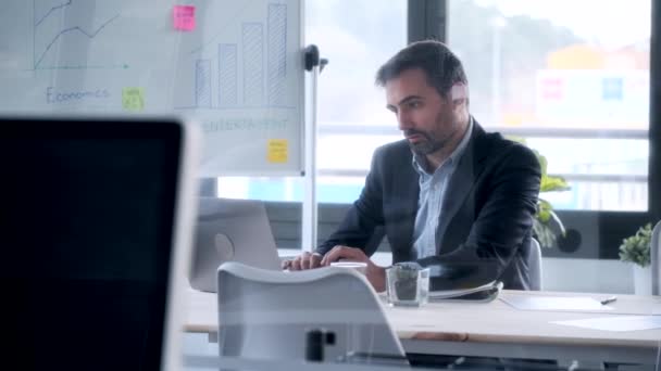 Ofiste Otururken Bilgisayarla Çalışan Yakışıklı Adamının Videosu — Stok video