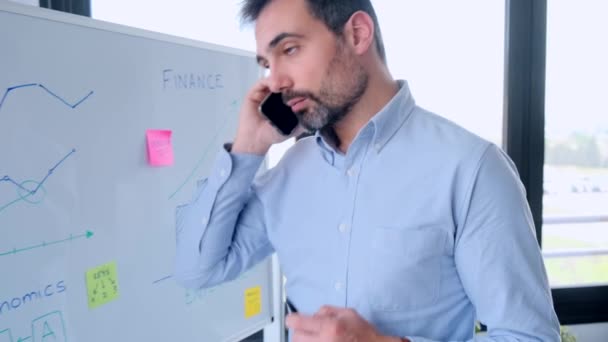 Video Joven Empresario Concentrado Hablando Por Teléfono Móvil Espacio Coworking — Vídeo de stock