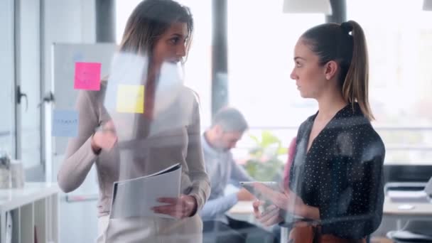 Vídeo Dos Mujeres Jóvenes Negocios Trabajando Juntas Vidrio Pared Con — Vídeo de stock