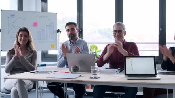 Video Del Gruppo Lavoro Che Applaude Dopo Aver Ascoltato Conferenza — Video Stock