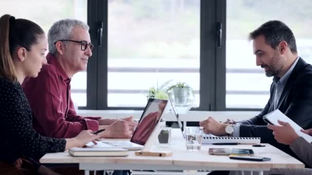 Video Gente Negocios Discutiendo Juntos Sala Conferencias Durante Reunión Oficina — Vídeo de stock