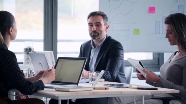 Vídeo Empresários Discutindo Juntos Sala Conferências Durante Reunião Escritório — Vídeo de Stock