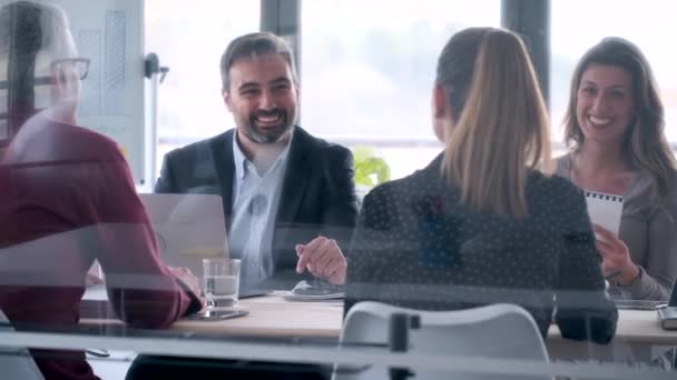 Video Gente Negocios Discutiendo Juntos Sala Conferencias Durante Reunión Oficina — Vídeos de Stock