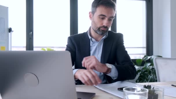 Video Schöner Geschäftsmann Sendet Nachricht Mit Smartphone Während Büro Laptop — Stockvideo