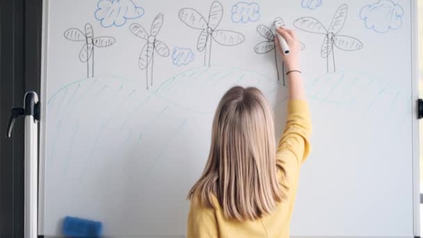 Vídeo Menina Desenhando Parque Eólico Quadro Branco Com Uma Caneta — Vídeo de Stock