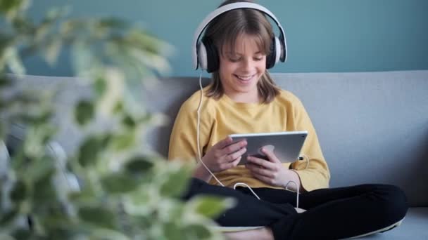 Video Little Girl Listening Music Headphones Digital Tablet While Sitting — Stock Video