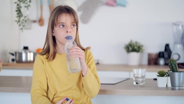 Video Bambina Che Beve Acqua Bottiglia Mentre Seduta Cucina Casa — Video Stock