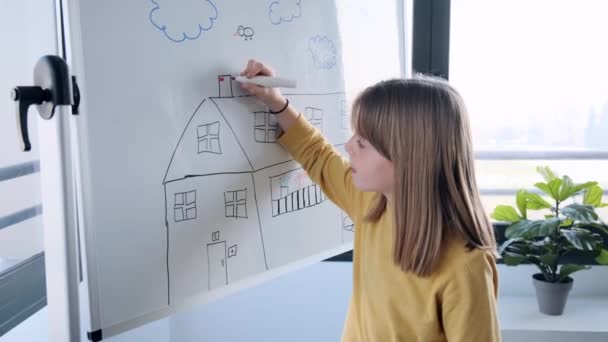 ホームでマーカーペンとホワイトボードに描かれた女の子のビデオ — ストック動画