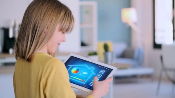 Vídeo Menina Usando Sistema Domótico Com Seu Tablet Digital Enquanto — Vídeo de Stock