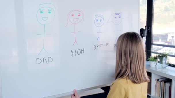 Vídeo Menina Desenhando Quadro Branco Com Uma Caneta Feltro Seguida — Vídeo de Stock