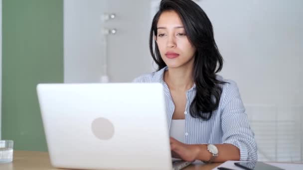 在办公室用笔记本电脑工作的年轻而优雅的女商人. — 图库视频影像