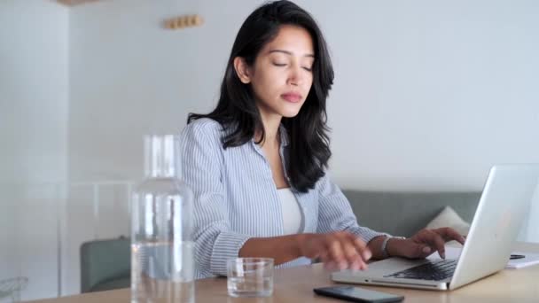 Video Una Joven Elegante Mujer Negocios Recibiendo Mensaje Telefónico Mientras — Vídeos de Stock