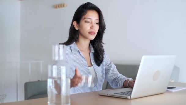 사무실에서 노트북을 가지고 일하는 사업가가 마시는 모습이 비디오 — 비디오
