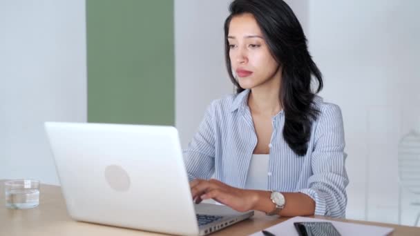 Video Van Elegante Jonge Zakenvrouw Werken Met Haar Laptop Het — Stockvideo