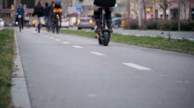 Şehirdeki bisiklet yolundaki bisikletçilerin trafik videosu..
