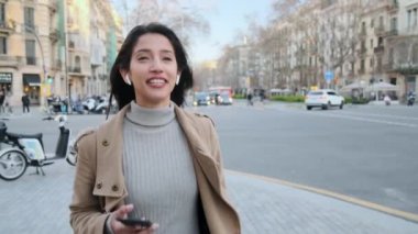 Sokakta yürürken cep telefonuyla konuşan genç ve güzel bir kadının videosu..