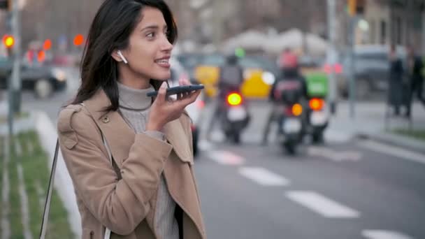 Vídeo Mulher Muito Jovem Falando Telefone Celular Com Mãos Sistema — Vídeo de Stock