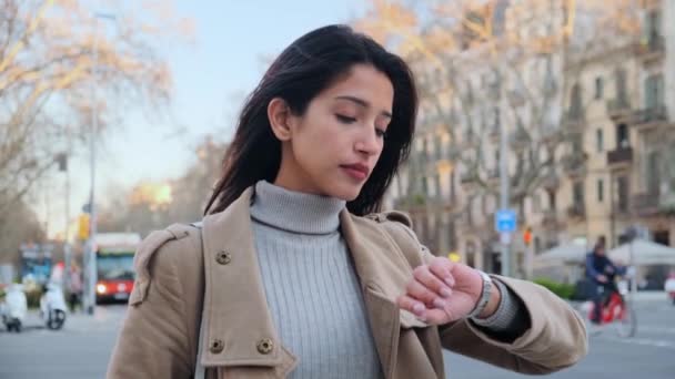 Video Una Joven Guapa Mirando Reloj Mientras Espera Calle Alguien — Vídeo de stock