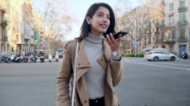 Güzel genç bir bayanın sokakta dururken cep telefonuyla elsiz konuşmasının videosu..