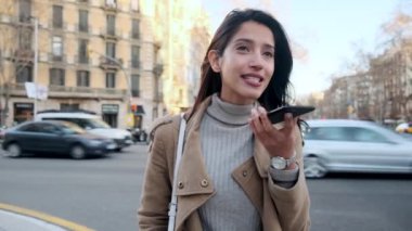 Güzel genç bir bayanın sokakta dururken cep telefonuyla elsiz konuşmasının videosu..