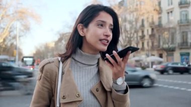 Güzel genç bir bayanın sokakta dururken cep telefonuyla elsiz konuşmasının videosu..