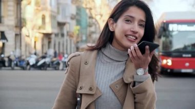 Güzel genç bir bayanın sokakta dururken cep telefonuyla elsiz konuşmasının videosu..