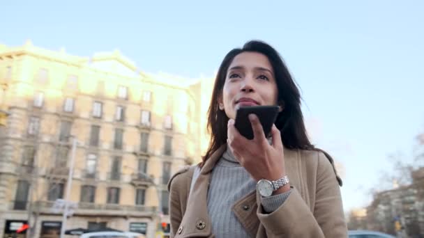 Video Una Guapa Jovencita Hablando Por Teléfono Móvil Con Las — Vídeos de Stock