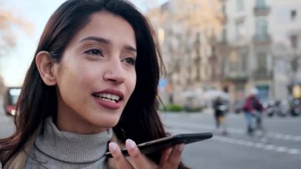 Güzel Genç Bir Bayanın Sokakta Dururken Cep Telefonuyla Elsiz Konuşmasının — Stok video