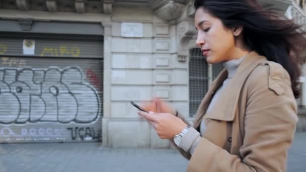 Видео Красивой Молодой Женщины Использующей Свой Мобильный Телефон Просмотреть Карту — стоковое видео