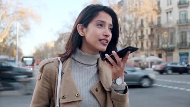 Vidéo Jolie Jeune Femme Parlant Sur Téléphone Portable Avec Système — Video