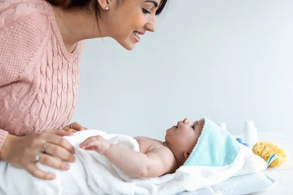 Shot Smiling Young Mother Has Fun Little Baby Bathing Home — Stock Photo, Image