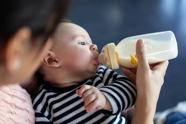 Close Mother Feeding Her Baby Son Feeding Bottle While Sitting — Stock Photo, Image