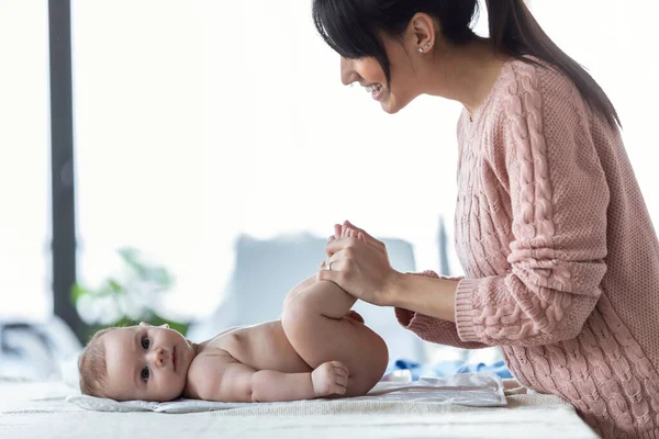 Shot Smiling Young Mother Has Fun Little Baby While Changing — Stock Photo, Image