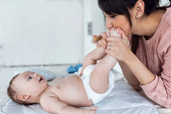 Shot Sonriente Joven Madre Divierte Con Pequeño Bebé Mientras Cambia —  Fotos de Stock