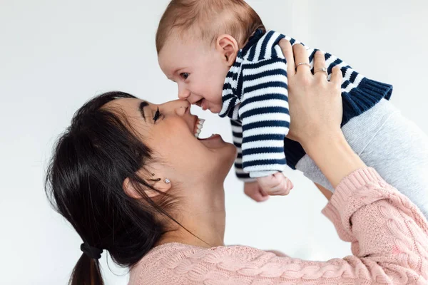 Shot Van Gelukkig Jong Moeder Tillen Haar Schattige Zoon Hoog — Stockfoto