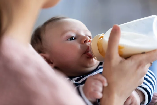 Close Mother Feeding Her Baby Son Feeding Bottle While Sitting — Stock Photo, Image