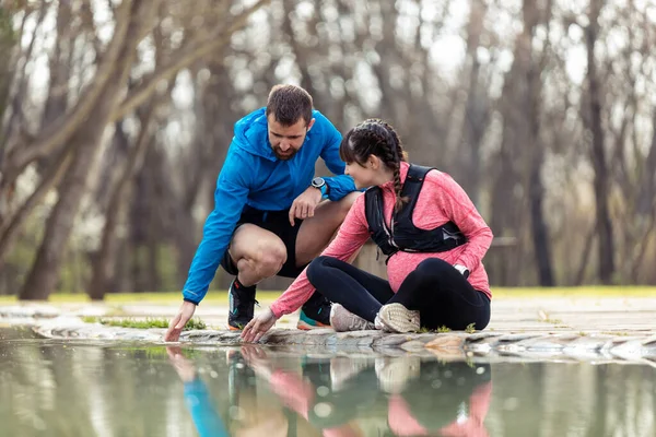 Shot Sporty Young Couple Playing Water Pond Enjoying Time Together — Stock Photo, Image