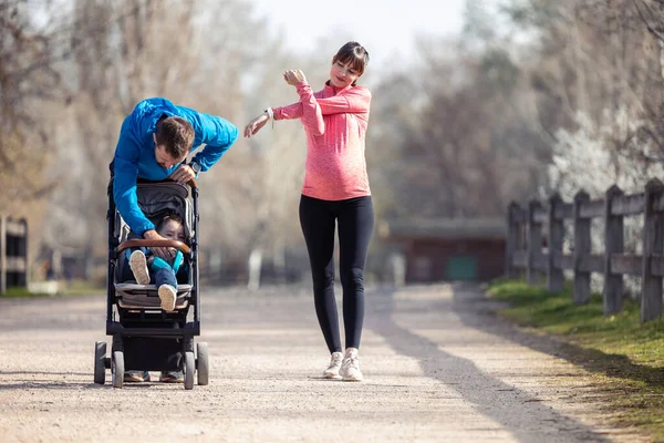 Küçük Oğluyla Birlikte Yürürken Dışarıda Eğlenirken Çekilmiş Genç Sportif Bir — Stok fotoğraf