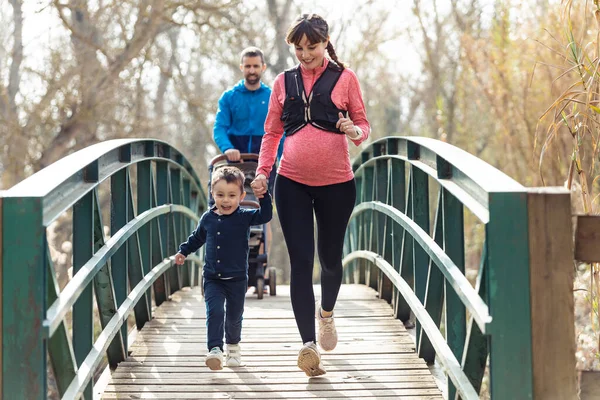 Tourné Jeune Femme Enceinte Avec Son Petit Fils Courant Tout — Photo