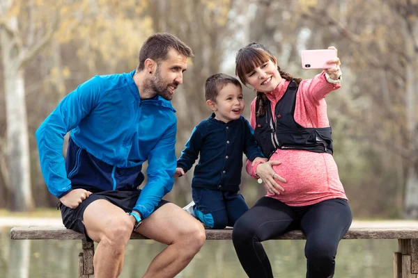 Foto Familia Joven Feliz Tomando Una Selfie Con Teléfono Inteligente —  Fotos de Stock