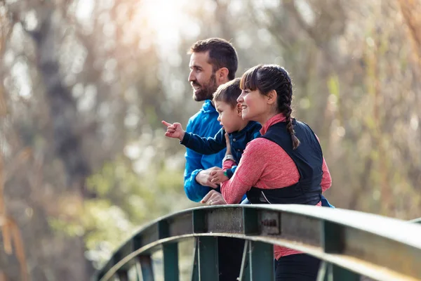 Shot Happy Young Family Looking Pond Bridge While Enjoying Time — Stock Photo, Image