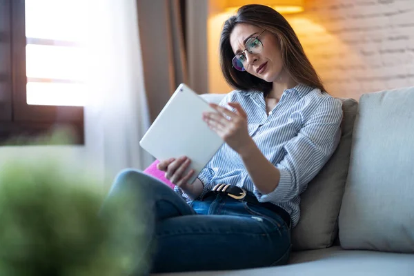 Skott Koncentrerad Ung Kvinna Som Använder Sin Digitala Tablett När — Stockfoto