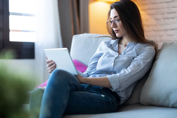 Tiro Mulher Muito Jovem Usando Seu Tablet Digital Para Ler — Fotografia de Stock