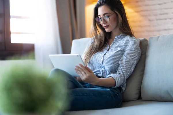 Foto Una Mujer Joven Bonita Usando Tableta Digital Para Leer —  Fotos de Stock