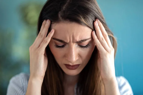 Porträt Einer Frustrierten Jungen Frau Mit Kopfschmerzen Und Stirnrunzeln Hause — Stockfoto