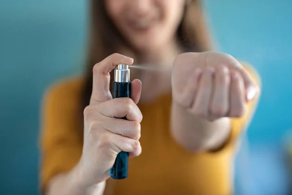 Close Van Jonge Vrouw Die Parfum Haar Pols Aanbrengt Terwijl — Stockfoto