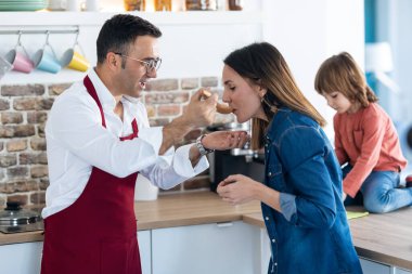 Yakışıklı bir adamın yemek pişirmesi ve karısının evdeki mutfağın tadına bakmasına izin vermesi..