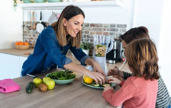 Tiro Dois Meninos Ajudando Sua Mãe Preparar Suco Desintoxicação Com — Fotografia de Stock